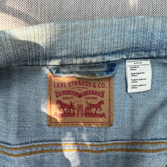Levi’s Jean Jacket - Picture 4 of 4